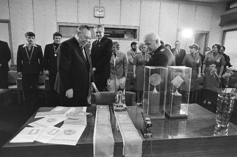 EKP Keskkomitee	teine sekretär K.Lebedev (vasakult), EKP Keskkomitee sekretär A.-B. Upsi ja EKP Keskkomitee esimene sekretär K.Vaino tutvuvad põllumajandustöötajate võidetud auhindadega.