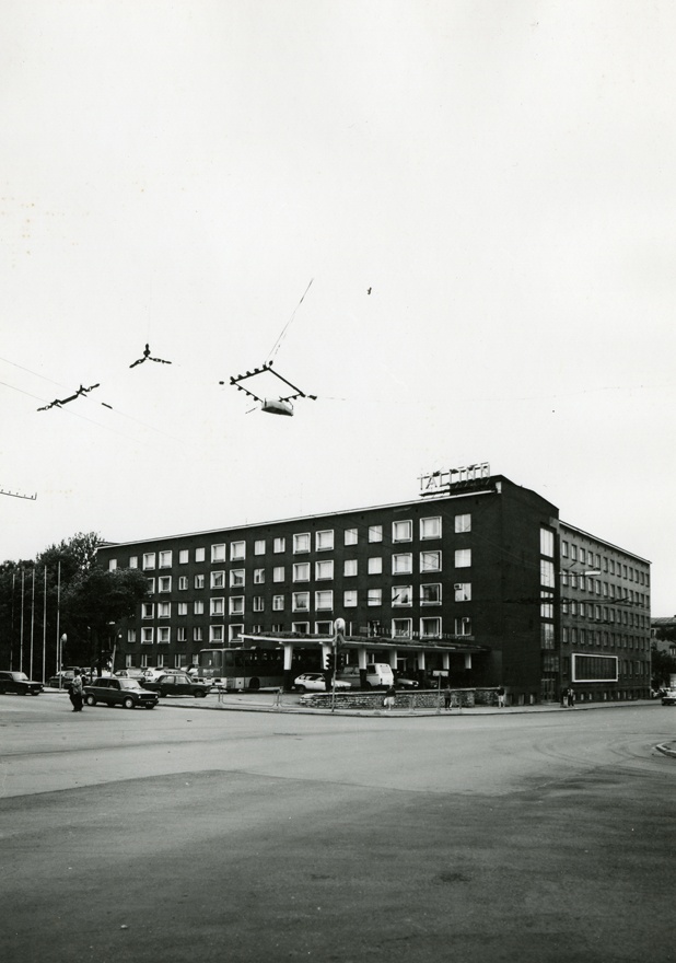 Hotell "Tallinn", vaade hoonele üle ristmiku. Arhitektid Peeter Tarvas, Toivo Kallas