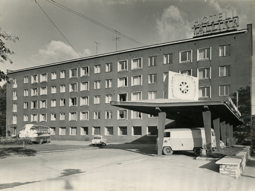 Hotell Tallinn, hoone vaade varikatuse juurest. Arhitektid Peeter Tarvas, Heiki Karro, Toivo Kallas