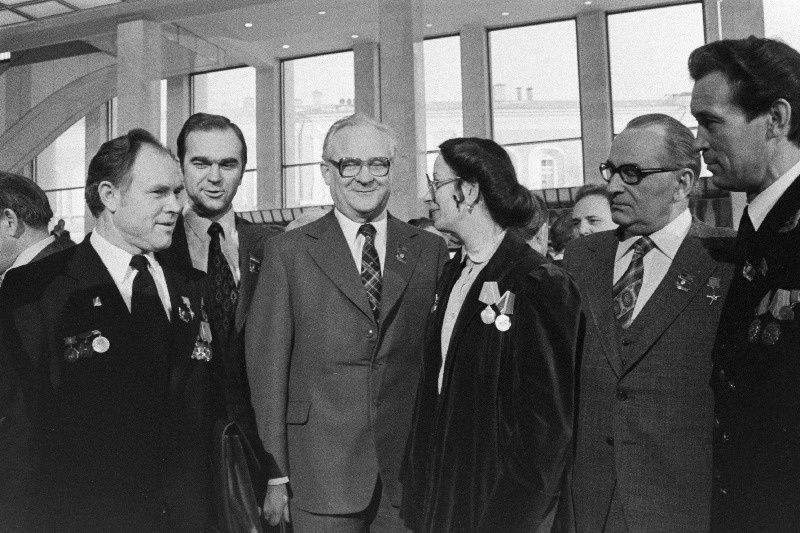 NLKP XXVI kongressi delegaatidega Eesti NSV-st vestleb Odessa Akadeemilise Ooperi ja Balletiteatri solist N.Barõšova