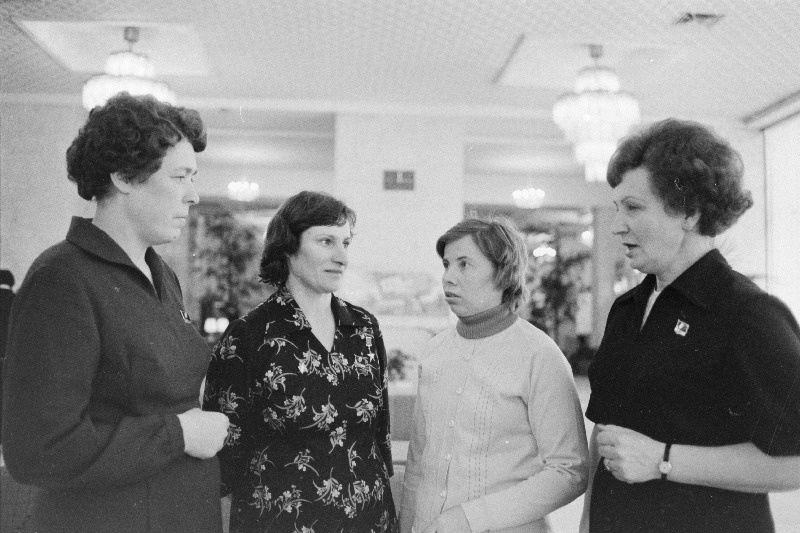 NLKP XXVI kongressi delegaadid Eesti NSV-st (vasakul) A.Lipitski,  sotsialistliku töö kangelane L.Peips, M.Svetlakova ja V.Mumme