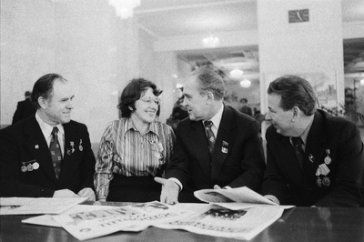 NLKP XXVI kongressi delegaadid (vasakult) sotsialistliku töö kangelane V.Mõnzu, E.Kroon, Läti NSV Kommunistliku Partei sekretär V.Tšemm ja A.Kroll kongressi vaheajal vestlemas.  similar photo