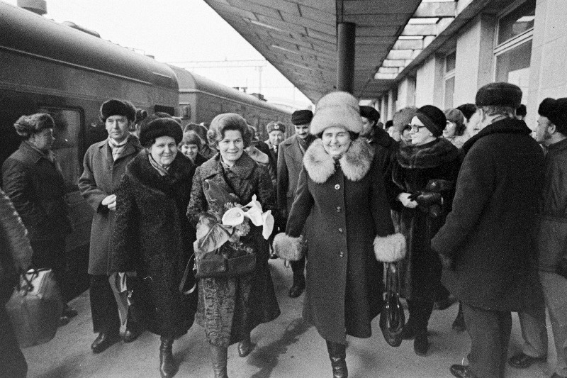 Kosmonaut Valentina Tereškova (keskel) vastuvõtt Balti jaamas. Vasakul Eesti NSV Ülemnõukogu Presiidiumi esimehe asetäitja Meta Vannas.