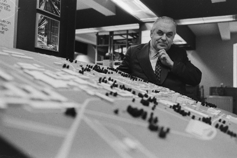 Eesti NSV teeneline zootehnik, põllumajanduskandidaat, Tallinna näidislinnuvabriku direktor Aleksander Lind