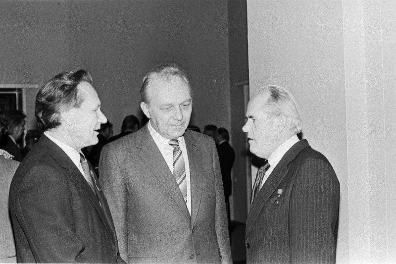 Eesti NSV Ülemnõukogu VI koosseisu X istungjärgu vaheajal vestlevad (vasakult) Harju rajooni "Rahva Võidu" kolhoosi esimees, sotsialistliku töö kangelane R.Mannov, Tartu näidissovhoosi direktor H.Parik ja Vinni näidissovhoostehnikumi direktor, sotsialistliku töö kangelane H.Kallaste.