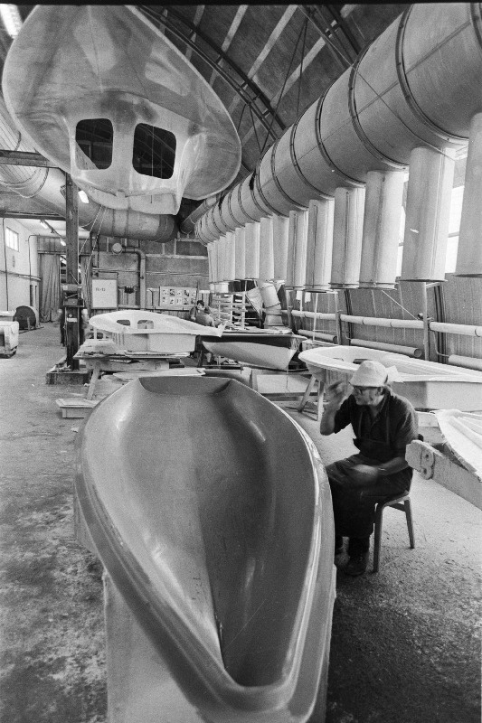 Tallinna Spordilaevade Katsetehase eksperimentaaljaoskonna tööline Karl Sepp lihvib ühekohalise svertpaadi matriitsi.