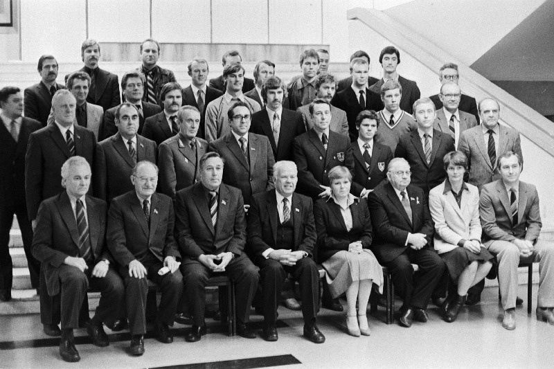 1981.aasta vabariigi parimad sportlased vastuvõtul EKP Keskkomitees. Esireas vasakult 1. Eesti NSV Ministrite Nõukogu esimehe esimene asetäitja A.Rüütel, 2. Eesti NSV Ametiühingute Nõukogu esimees L.Lentsman, 3. EKP Keskkomitee sekretär R.Ristlaan, 4. EKP Keskkomitee esimene sekretär K.Vaino, 5. laskesportlane I.Rose, 6. Eesti NSV Ülemnõukogu Presiidiumi esimees J.Käbin.