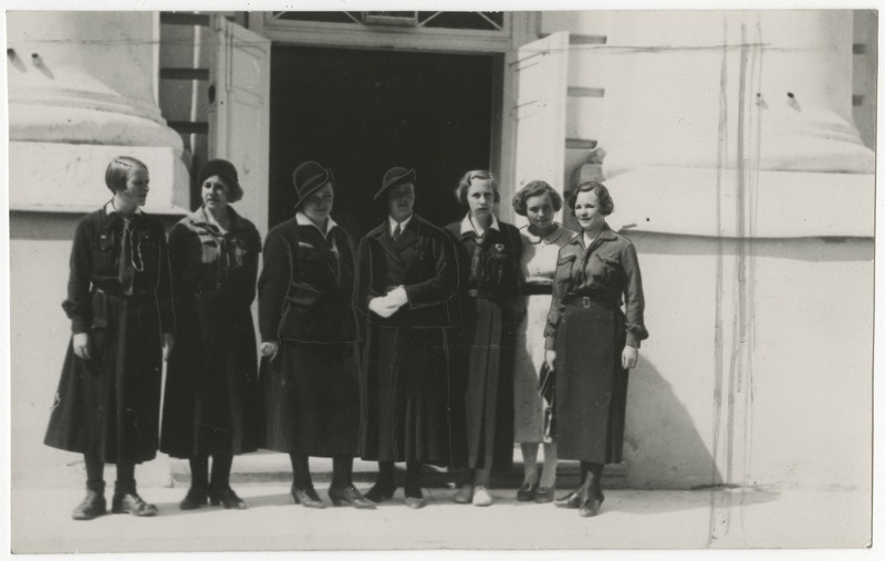 Leedu ja Soome gaidide juhid Tartuga tutvumisel ülikooli peahoone ees 04.07.1936
