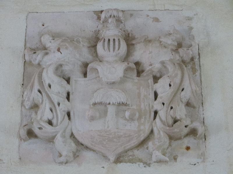 Esku kabel.  Välisvaade. Focki raidvapp kabeli lääneseinas.