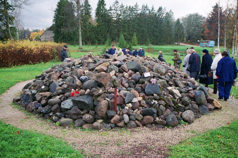 Kommunismiohvrite memoriaal Pilistveres. Kivikangur.