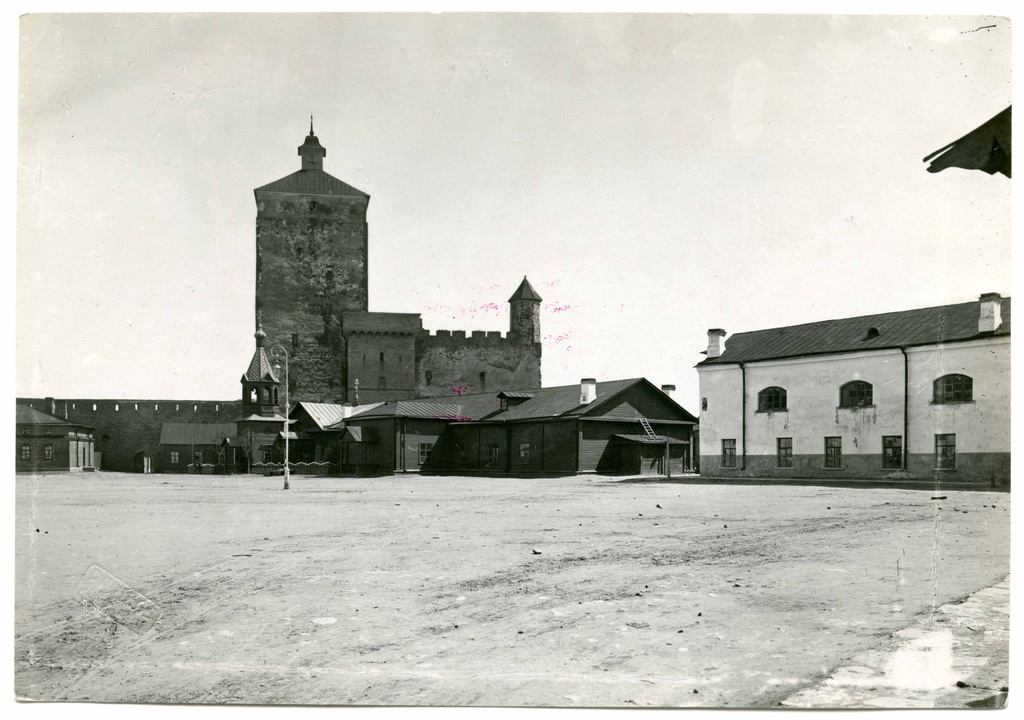 View from W to Hermann's fortress in the front town hall