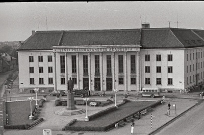 Vaade Eesti Põllumajanduse Akadeemia peahoonele.  similar photo