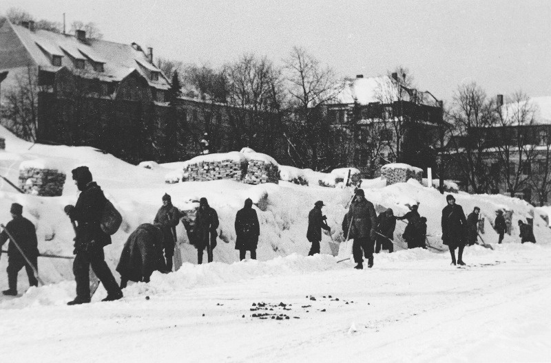 Sõjavangid lumekoristustöödel.