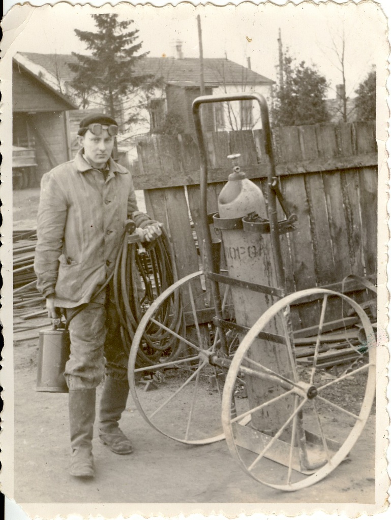 2 fotot, Filippov tööpostil