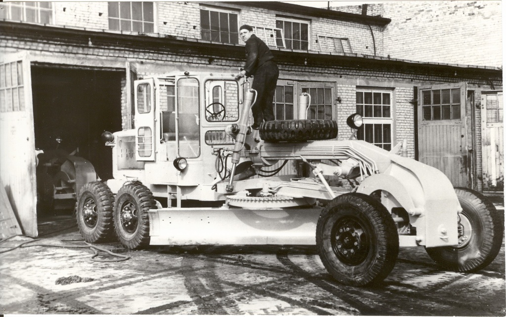 foto, autogreiderid Tallinna Ekskavaatoritehase Paide tsehhi õuel 1973.a.