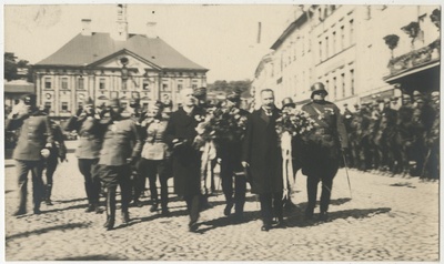 Soome president Lauri Relander tervitamas kaitsevägesid Tartu raeplatsil  similar photo