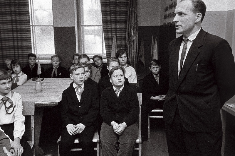 Ago Murdvee Tartu 7. Keskkooli pioneeridele oma õest Leen Kullmanist mälestusi jutustamas.