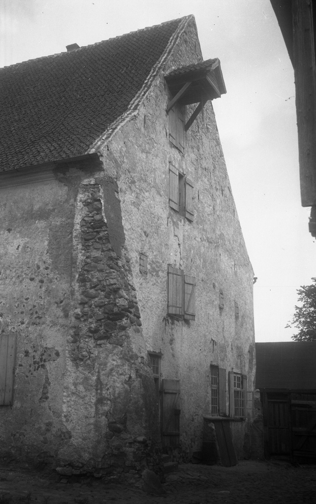 Long tn 19 views of the courtyard, SW