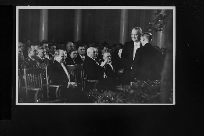 Õpetatud Eesti Seltsi 100. aastapäeva juubeliaktus Tartu Ülikooli aulas. Eest seisavad kindral Laidoner ja Õpetatud Eesti Seltsi esimees professor Harri Moora (seljaga).  similar photo