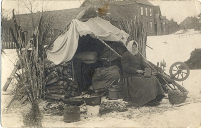 Korterist väljatõstetud Marie Ohtla talvel 1922/23 Tartu tänava ääres, tänava lõpus vaestemaja.  duplicate photo