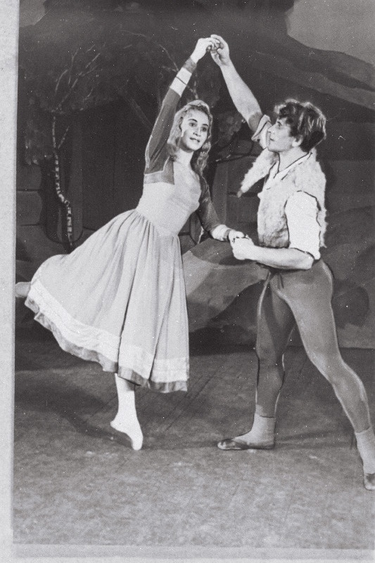 Stseen E. Griegi balleti Peer Gynt lavastusest teatris Vanemuine. Lavastaja Ida Urbel. Soveig - Tiia Saealle, Peer Gynt - Ülo Rannaste.