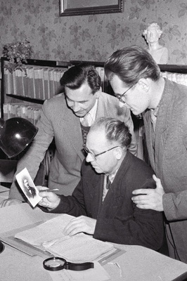 Kirjandusteadlased filoloogiakandidaat Juhan Käosaar (keskel), aspirant Jaan Toomla ja Abel Nagelmaa (vasakul) G. Maltsa käsikirja ja fotoga tutvumas.  similar photo