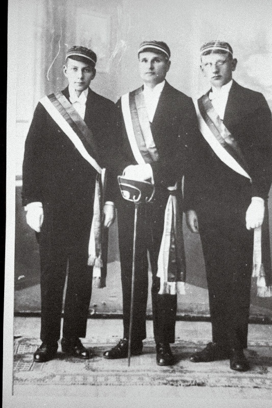 Korporatsiooni „Fraternitas Estica“  eestseisus I semestril 1924. aastal (vasakult) s/a abiesimees L. Andersen , s/a esimees E. Pohap, s/a kirjatoimetaja E. Köstner.