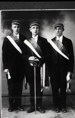 Korporatsiooni „Fraternitas Estica“  eestseisus I semestril 1931. aastal, (vasakult) Juhkental, A. Siil, Tõldsepp.  similar photo