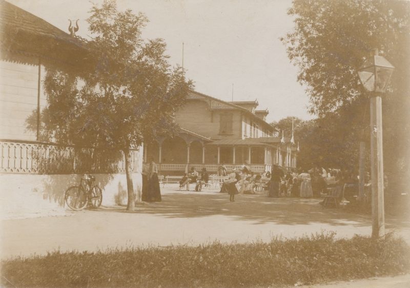 Foto. Vaade Suurele Promenaadile, Kuursaalile ja suvepublikule vaadatuna kõlakoja juurest. Foto u. 1910.a. Mustvalge.