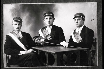 Korporatsiooni „Fraternitas Estica“  eestseisus I semestril 1931. aastal, (vasakult) Juhkental, A. Siil, Tõldsepp.  similar photo