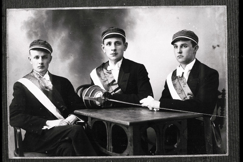 Korporatsiooni „Fraternitas Estica“  eestseisus I semestril 1931. aastal, (vasakult) Juhkental, A. Siil, Tõldsepp.