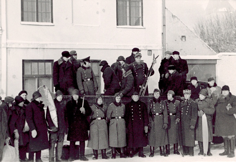 Politseinikud kogunevad metsatöödele minekuks.