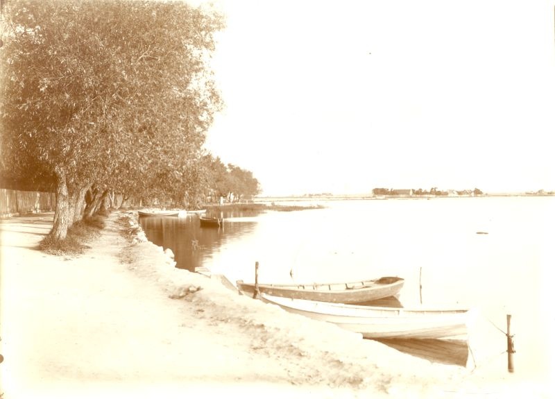 Foto. Vaade Haapsalu Vaiksele Promenaaile Väikese Viigi ääres. Foto u. 1900.a.