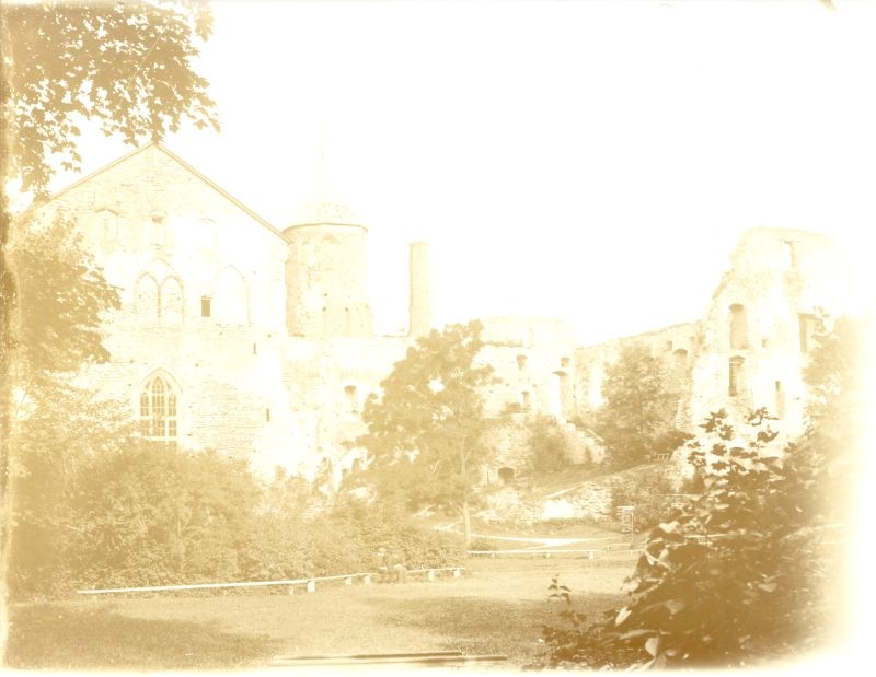 Foto. Vaade Haapsalu Lossivaremetele lõunapoolt. Foto u. 1900.a.  Mustvalge.