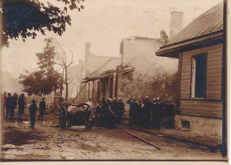 Foto. Hotell "Saloni" põlemine Haapsalus, kustutustööde lõpp.  11.08.1906.a. Mustvalge.