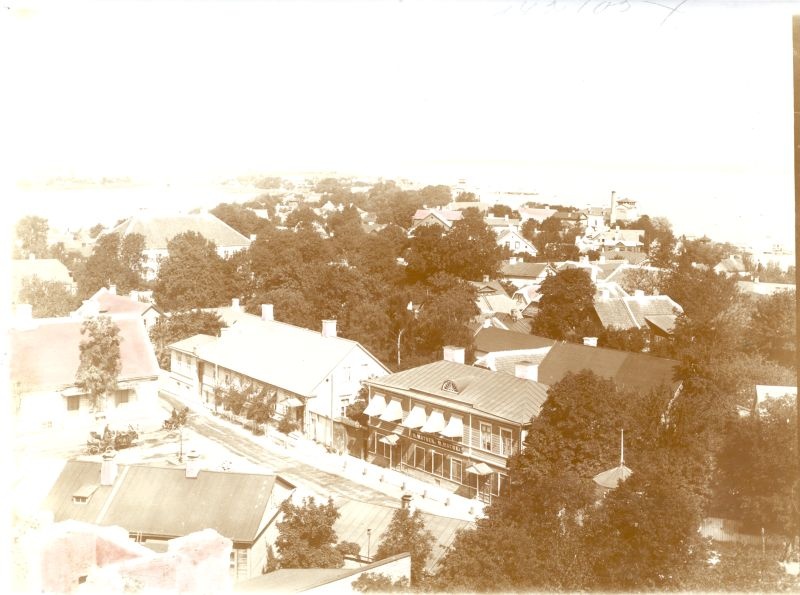 Foto. Üldvaade Haapsalu linnale Holmide suunas, vaadatune lossitornist u. 1900.a. Esiplaanil "Rootsi turg".