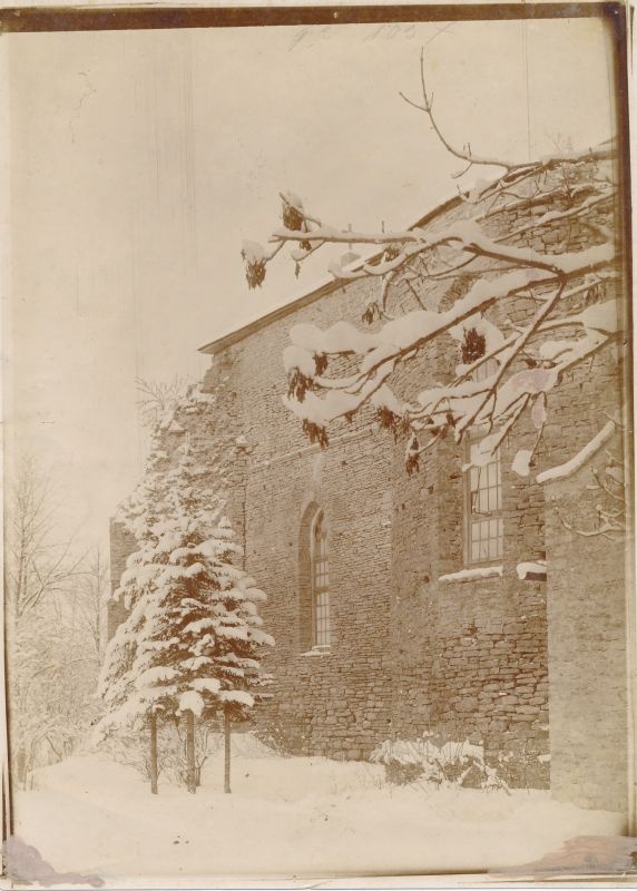 Foto. Haapsalu lossikiriku (Toomkiriku) lõunapoolsele küljele talve. Foto u. 1900.a. Mustvalge.
