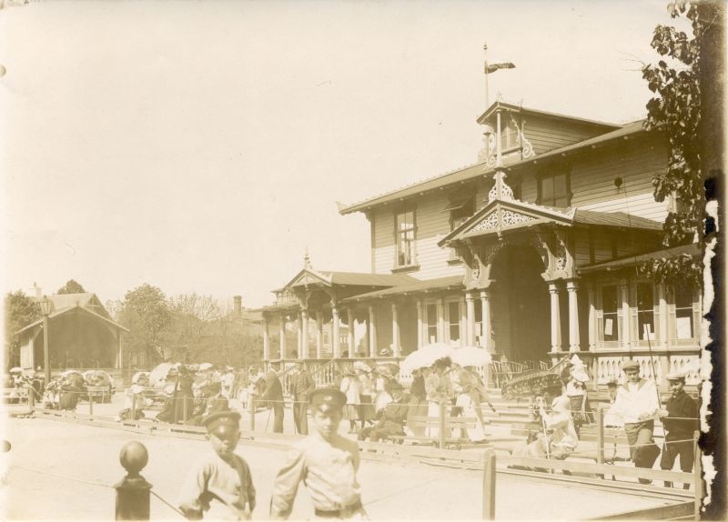 Foto. Vaade Haapsalu Kuursaalile ja selle eesviibivaile suvitajaile toimuva kontserdi ajal. Foto u. 1910.a. Mustvalge.