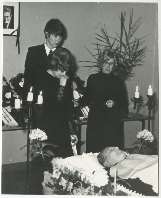 ENSV Riikliku Ajaloo Keskarhiivi direktori Raimond Aulingu perekonnaliikmed lahkunu puusärgi juures