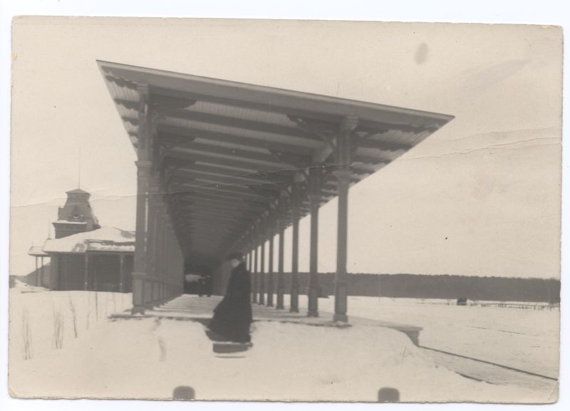 Foto. Vaade Haapsalu jaamahoonele ja perroonile talvisel ajal. Foto u. 1910.a. Jaama hoone ehitati 1905.a. Mustvalge.