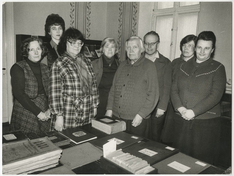 ENSV Riikliku Ajaloo Keskarhiivi 1984. a sotsialistliku võistluse võitjate grupifoto