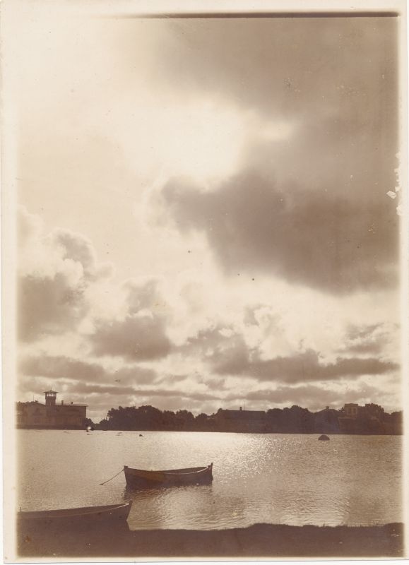 Foto. Vaade Haapsalule lahe poolt. Äärmine maja vasakul "Villa Wenden" Foto u. 1900.a.