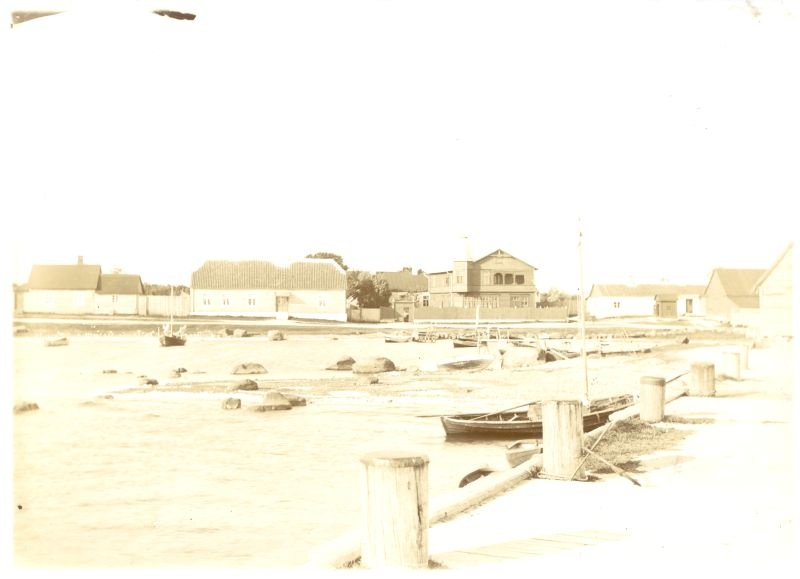 Foto. Vaade Haapsalu Vanalt Sadamalt kaldaäärsetele majadele. Foto u. 1900.a.