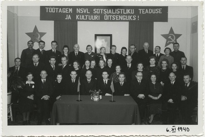 ENSV Riigi Keskarhiivi Tartu filiaali teenistujate grupifoto punanurga avamise puhul (pöördel isikute autogrammid)  duplicate photo