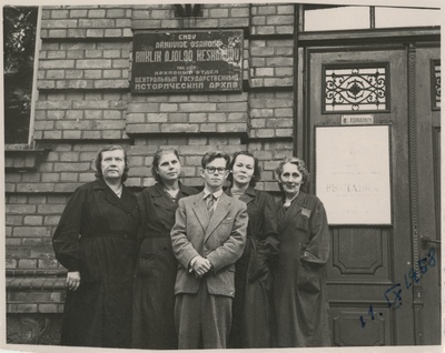 ENSV Riikliku Ajaloo Keskarhiivi a/ü komitee liikmed arhiivi trepil  similar photo
