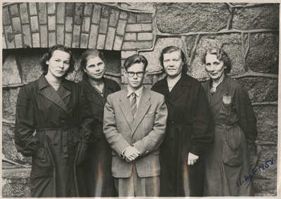 ENSV Riikliku Ajaloo Keskarhiivi a/ü komitee liikmed arhiivi hoovis  duplicate photo