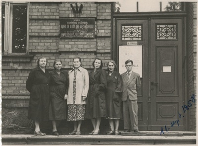 ENSV Riikliku Ajaloo Keskarhiivi a/ü komitee liikmed koos N. Valgeristiga arhiivi trepil  similar photo
