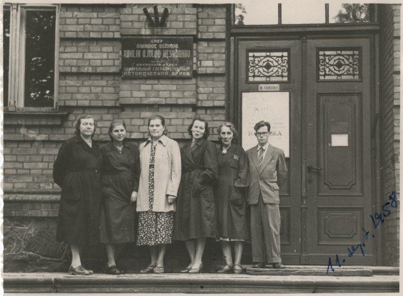 ENSV Riikliku Ajaloo Keskarhiivi a/ü komitee liikmed koos N. Valgeristiga arhiivi trepil