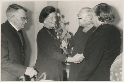 B. Labi õnnitleb proua Madissoni abikaasa dotsent Julius Madissoni 70. aasta juubeli puhul  similar photo
