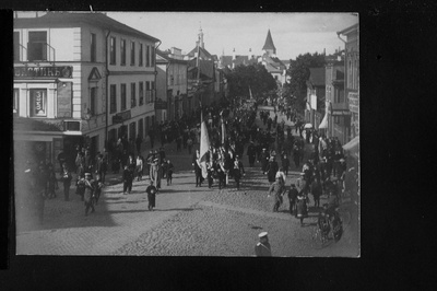 Tartu Ülikooli korporatsiooni Curonia 100.a. juubelipidustustest osavõtjad Tartu tänaval.  duplicate photo
